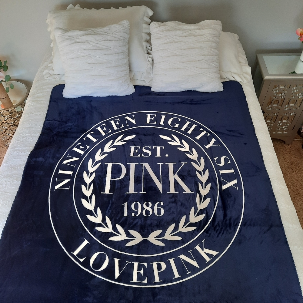 NEW Victoria's Secret PINK Sherpa Blanket Est. 1986